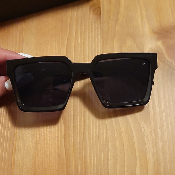 Sunglasses - Picture 6 of 6